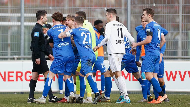 Würzburger Spieler beschweren sich beim Schiedsrichter über dessen Entscheidungen, einen Elfmeter gegen sie zu geben. Der FV 04 Würzburg verlor in der Fußball-Bayernliga ein auf und neben dem Platz turbulentes Heimspiel gegen Tabellenführer Eintracht Bamberg. Würzburger Spieler beschweren sich beim Schiedsrichter über dessen Entscheidungen, einen Elfmeter gegen sie zu geben. Der FV 04 Würzburg verlor in der Fußball-Bayernliga ein auf und neben dem Platz turbulentes Heimspiel gegen Tabellenführer Eintracht Bamberg.