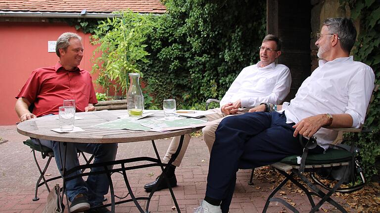 Thorsten Kapperer (von links), Koordinator für den pastoralen Raum Gemünden, Pfarrer Norbert Thoma, Moderator für den Raum Gemünden, und Jürgen Emmert von der Diözese Würzburg, Projektleiter beim Thema Kategorisierung von Kirchen und Gebäuden, beim Gespräch in Gössenheim.