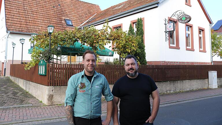 Simon Hartmann (links) ist der neue Wirt des Grünen Baums in Wombach. Unterstützt wird er unter anderem von Beikoch Thorsten Amrhein. Simon Hartmann (links) ist der neue Wirt des Grünen Baums in Wombach. Unterstützt wird er unter anderem von Beikoch Thorsten Amrhein. 