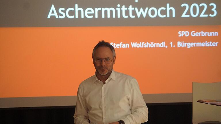 Beim politischen Aschermittwoch in Gerbrunn stellte Bürgermeister und stellvertretender SPD-Ortsvorsitzender, Stefan Wolfshörndl, die Arbeit des Gemeinderates vor. Beim politischen Aschermittwoch in Gerbrunn stellte Bürgermeister und stellvertretender SPD-Ortsvorsitzender, Stefan Wolfshörndl, die Arbeit des Gemeinderates vor.