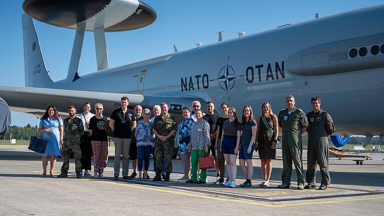 ASP Reisegruppe vor einem AWACS.