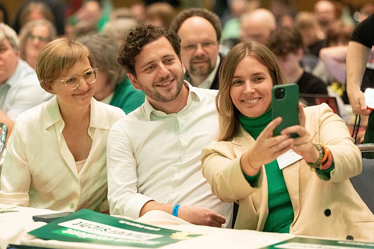 Waren bei den Delegierten in Würzburg für Selfies gefragt: die designierten Grünen-Vorsitzenden Franziska Brantner (links) und Felix Banaszak. Waren bei den Delegierten in Würzburg für Selfies gefragt: die designierten Grünen-Vorsitzenden Franziska Brantner (links) und Felix Banaszak.