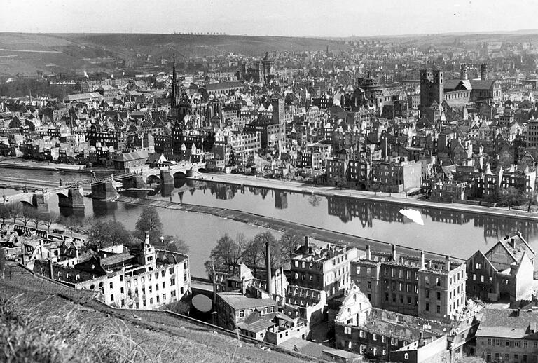 Blick von der Festung auf das Ruinenfeld der Würzburger Innenstadt. Blick von der Festung auf das Ruinenfeld der Würzburger Innenstadt.