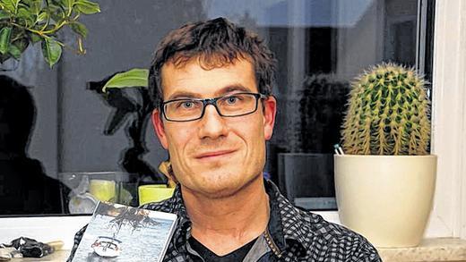 Erstlingswerk: Realschullehrer Martin Hollenbach aus Oberdürrbach, der in Marktbreit unterrichtet, hat seinen Roman „Ausgeliefert in der Südsee“ veröffentlicht. Das Buch ist eine Mischung aus Abenteuererzählung und Endzeitgeschichte. Erstlingswerk: Realschullehrer Martin Hollenbach aus Oberdürrbach, der in Marktbreit unterrichtet, hat seinen Roman „Ausgeliefert in der Südsee“ veröffentlicht. Das Buch ist eine Mischung aus Abenteuererzählung und Endzeitgeschichte.