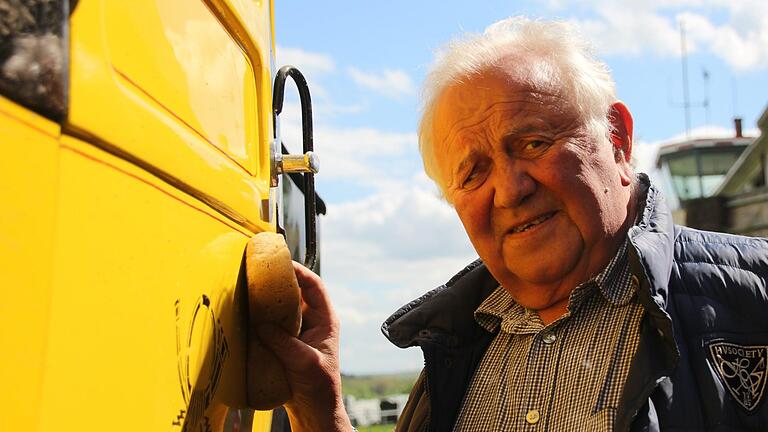 Kutschhalter Hans Körner bei den letzten Vorbereitungen: Mit Wassereimer und Schwamm macht er die Kutsche für die Eröffnungsfahrt sauber. Foto: Benedikt Borst - Kutschhalter Hans Körner bei den letzten Vorbereitungen: Mit Wassereimer und Schwamm macht er die Kutsche für die Eröffnungsfahrt sauber. Foto: Benedikt Borst Kutschhalter Hans Körner bei den letzten Vorbereitungen: Mit Wassereimer und Schwamm macht er die Kutsche für die Eröffnungsfahrt sauber. Foto: Benedikt Borst - Kutschhalter Hans Körner bei den letzten Vorbereitungen: Mit Wassereimer und Schwamm macht er die Kutsche für die Eröffnungsfahrt sauber. Foto: Benedikt Borst