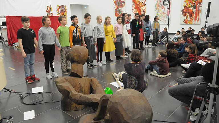 Inmitten der Ausstellung 'Schwerkraft - Fliehkraft' in der Großen Halle der Kunsthalle fand die Abschlussveranstaltung des LTTA-Projekts 'Integration durch Bildung' statt. Inmitten der Ausstellung 'Schwerkraft - Fliehkraft' in der Großen Halle der Kunsthalle fand die Abschlussveranstaltung des LTTA-Projekts 'Integration durch Bildung' statt.