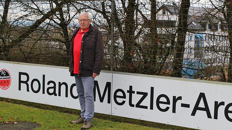 Das hat selbst Franz Beckenbauer noch nicht geschafft. Roland Metzler hat sein eigenes Stadion.  Foto: Werner Vogel       -  Das hat selbst Franz Beckenbauer noch nicht geschafft. Roland Metzler hat sein eigenes Stadion.  Foto: Werner Vogel