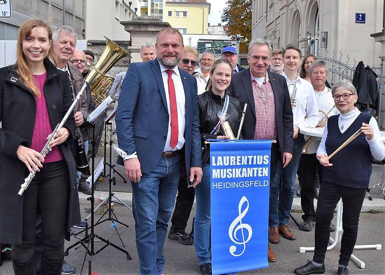 Den Laurentius-Musikanten aus Würzburg-Heidenfeld dankten Landrat Thomas Eberth (vorne, Zweiter von links) und Paul Lehrieder, Vorsitzender des Fördervereins Wärmestube (vorne, Vierter von links), für die musikalische Umrahmung der Feier. Den Laurentius-Musikanten aus Würzburg-Heidenfeld dankten Landrat Thomas Eberth (vorne, Zweiter von links) und Paul Lehrieder, Vorsitzender des Fördervereins Wärmestube (vorne, Vierter von links), für die musikalische Umrahmung der Feier.