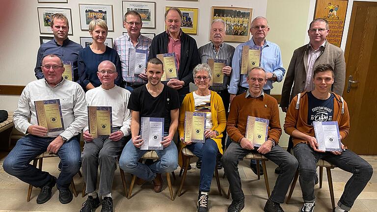 Im Bild hinten von links: Manuel Hochrein (700 Spiele und Vorstand Sport), Susi Breitenbach (2. Vorstand), Paul Weidinger (25 Jahre), Herbert Bonengel (40 Jahre und Ehrenmitglied), Hans-Georg Brosig (50 Jahre), Robert Fick (50 Jahre), Michael Grätz (1. Vorstand); vorne von links: Georg Rettner (50 Jahre), Erich Katzenberger (Ehrenmitglied), Andreas Keller (25 Jahre), Hildegard Pfeuffer (Ehrenmitglied), Manfred Fick (60 Jahre und Ehrenmitglied), Tobias Kraus (25 Jahre). Im Bild hinten von links: Manuel Hochrein (700 Spiele und Vorstand Sport), Susi Breitenbach (2. Vorstand), Paul Weidinger (25 Jahre), Herbert Bonengel (40 Jahre und Ehrenmitglied), Hans-Georg Brosig (50 Jahre), Robert Fick (50 Jahre), Michael Grätz (1. Vorstand); vorne von links: Georg Rettner (50 Jahre), Erich Katzenberger (Ehrenmitglied), Andreas Keller (25 Jahre), Hildegard Pfeuffer (Ehrenmitglied), Manfred Fick (60 Jahre und Ehrenmitglied), Tobias Kraus (25 Jahre).