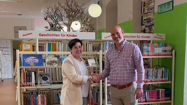 Sebastian Schneider, Präsident des Lionsclubs Hammelburg-Bad Brückenau, und Bibliotheksleiterin Cindy Paulus       -  Sebastian Schneider, Präsident des Lionsclubs Hammelburg-Bad Brückenau, und Bibliotheksleiterin Cindy Paulus