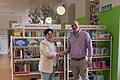 Sebastian Schneider, Präsident des Lionsclubs Hammelburg-Bad Brückenau, und Bibliotheksleiterin Cindy Paulus       -  Sebastian Schneider, Präsident des Lionsclubs Hammelburg-Bad Brückenau, und Bibliotheksleiterin Cindy Paulus