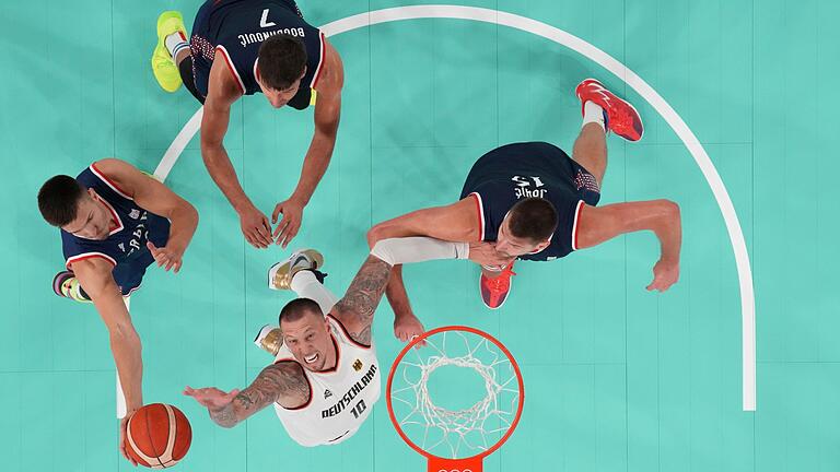 Paris 2024 - Basketball       -  Daniel Theis beim Kampf um den Rebound.