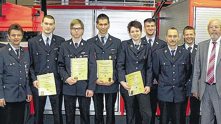 Auszeichnung von Aktiven: Kreisbrandmeister Norbert Groschup, Kommandant Robert Röhm (Feuewehr-Ehrenkreuz in Silber, Christian Mager, Simon Försch, Maximilian Walter, Linda Kuhn, Stefan Knorz, Andreas Jantsch und stellvertretender Kommandant Michael Birk (Feuerwehr-Ehrenkreuz in Silber).