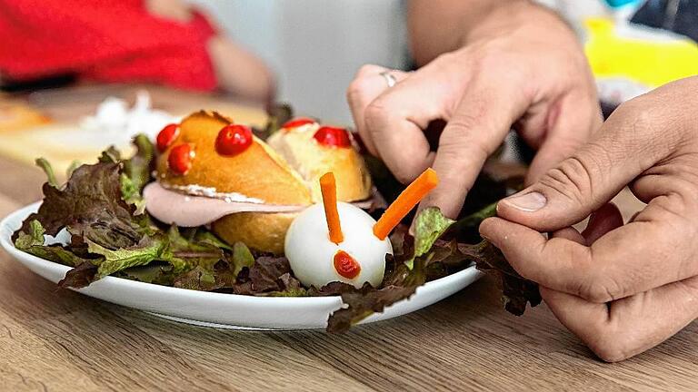 Käfer-Brötchen: Daniel Staffen-Quandt macht tierisch gutes Abendbrot.PATTY VARASANO