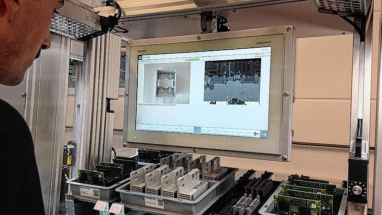 Arbeitsplatz 4.0 bei Bosch-Rexroth: Ein Monitor zeigt was zu tun ist, eine Kamera erfasst, nach welchem Teil ein Arbeiter greift. Arbeitsplatz 4.0 bei Bosch-Rexroth: Ein Monitor zeigt was zu tun ist, eine Kamera erfasst, nach welchem Teil ein Arbeiter greift.