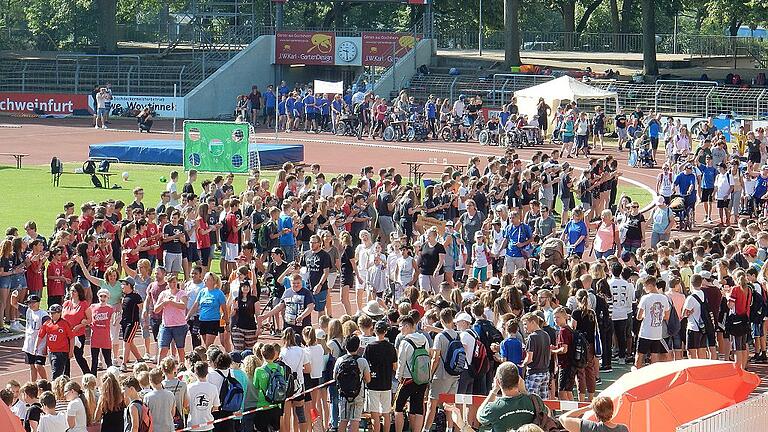 Die 440 Sportler marschierten durch das Marathontor in das Willy-Sachs-Stadion.