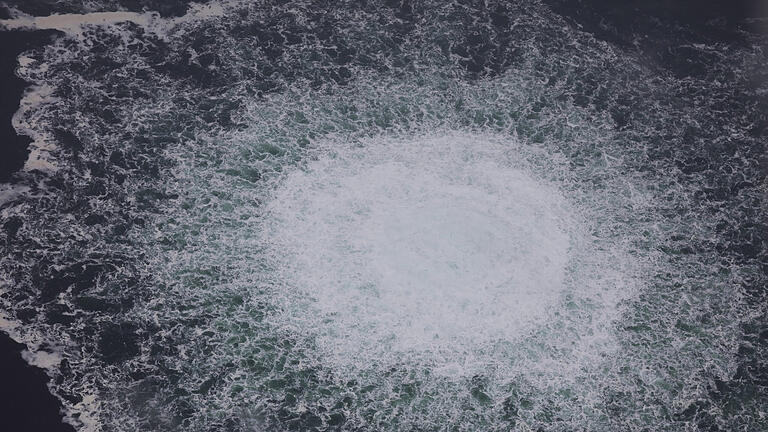 Gasleck bei Nord Stream 1 - Die Bilder von den gigantischen Strudeln nach den Detonationen in der Ostsee gingen um die Welt. Eine Medienrecherche legt nahe, dass eine pro ukrainische Gruppe für die Anschläge auf die submarinen Gaspipelines verantwortlich ist. Gasleck bei Nord Stream 1 - Die Bilder von den gigantischen Strudeln nach den Detonationen in der Ostsee gingen um die Welt. Eine Medienrecherche legt nahe, dass eine pro ukrainische Gruppe für die Anschläge auf die submarinen Gaspipelines verantwortlich ist.