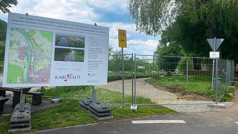 Am Hotel Mainpromenade sieht man bereits, wo der neue Radweg verlaufen wird.