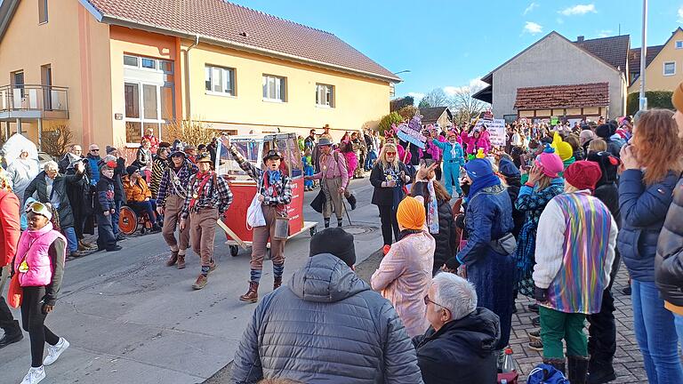 Der Faschingsumzug bietet farbenfrohes Spektakel Der Faschingsumzug bietet farbenfrohes Spektakel
