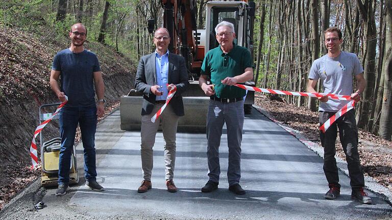 Unser Bild zeigt bei der Freigabe des neuen Teilstücks der Trimburg-Auffahrt (von links) den Bautechniker der Gemeinde Elfershausen, Adrian Schneider, Bürgermeister Johannes Krumm, den Geschäftsführer der ausführenden Baufirma Ullrich, August Schn... - Unser Bild zeigt bei der Freigabe des neuen Teilstücks der Trimburg-Auffahrt (von links) den Bautechniker der Gemeinde Elfershausen, Adrian Schneider, Bürgermeister Johannes Krumm, den Geschäftsführer der ausführenden Baufirma Ullrich, August Schneider, und seinen Mitarbeiter Fabio Reuter. Unser Bild zeigt bei der Freigabe des neuen Teilstücks der Trimburg-Auffahrt (von links) den Bautechniker der Gemeinde Elfershausen, Adrian Schneider, Bürgermeister Johannes Krumm, den Geschäftsführer der ausführenden Baufirma Ullrich, August Schn... - Unser Bild zeigt bei der Freigabe des neuen Teilstücks der Trimburg-Auffahrt (von links) den Bautechniker der Gemeinde Elfershausen, Adrian Schneider, Bürgermeister Johannes Krumm, den Geschäftsführer der ausführenden Baufirma Ullrich, August Schneider, und seinen Mitarbeiter Fabio Reuter.