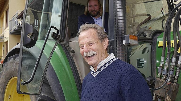 Herr Knoblach, haben Sie die Überraschung verkraftet?       -  Mann am Traktor: Paul Knoblach, der künftige Landtagsabgeordnete, hier mit Anton Hofreiter, dem Grünen-Fraktionschef im Bundestag, auf dem Hof in Garstadt.