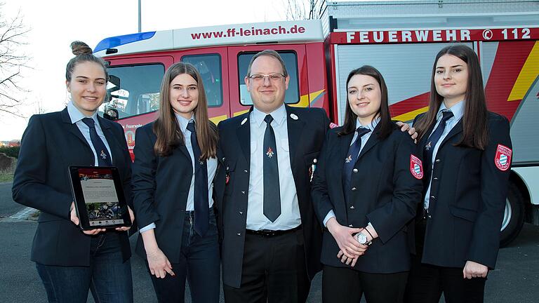 Erfolgreiche Mitgliederwerbung betreibt die Freiwillige Feuerwehr Oberleinach mit der unter Mitarbeit ihres Vorsitzenden und Kommandanten Martin Seelmann (Mitte) entstandenen Feuerwehr-App. Viola Kettemann (von links),  Sonja Klüpfel,  Anna-Luna Roth und Kathrin Klüpfel konnten über diese neu Info-Plattform als neue Mitglieder gewonnen werden.