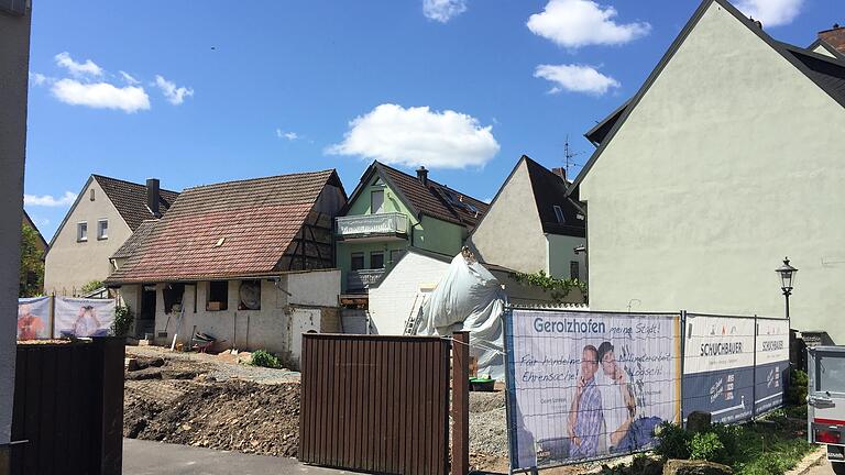 In dieser Baulücke in der Gerolzhöfer Bleichstraße (rechts der Gebäudegiebel von Zahnarzt Dirk Seidenstücker) soll ein Zweifamilienhaus entstehen.