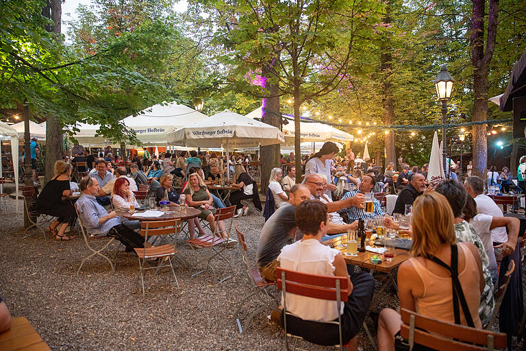 Mitten unter vielen Kastanienbäumen befindet sich der Biergarten des Würzburger Hofbräukellers. Mitten unter vielen Kastanienbäumen befindet sich der Biergarten des Würzburger Hofbräukellers.
