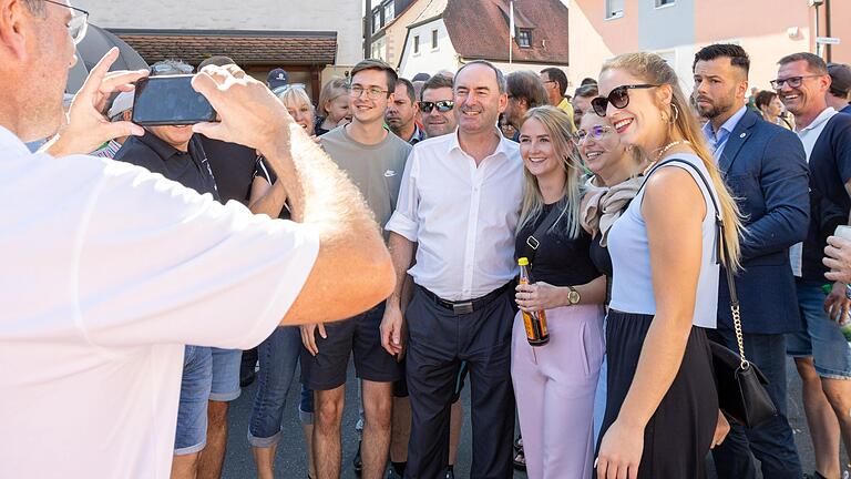 Gefragt vor den Handy-Kameras: Vize-Ministerpräsident Hubert Aiwanger beim Wahlkampf in Wustviel.