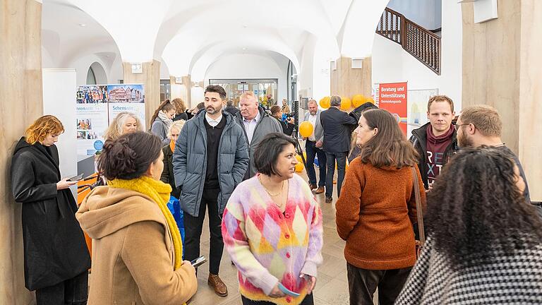 Großes Interesse bei der Veranstaltung 'NEIN zu Gewalt an Frauen' im Landratsamt Würzburg. Vorne in der Mitte Künstlerin Lalita Diekers, hinter ihr (links) Doğuş Albayrak, der Bruder der ums Leben gekommenen Tuğçe, der den 'Tuğçe-&nbsp;Albayrak e.V.“ gegründet hat.