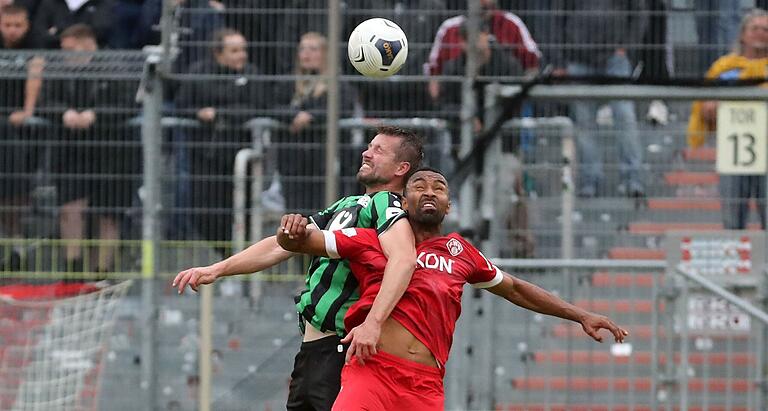 Mit Haken und Ösen: Hannovers Abwehr-Routinier Julian Börner und Kickers-Angreifer Saliou Sané leisteten sich eine ganze Reihe harter Zweikämpfe, sowohl am Boden als auch in der Luft.