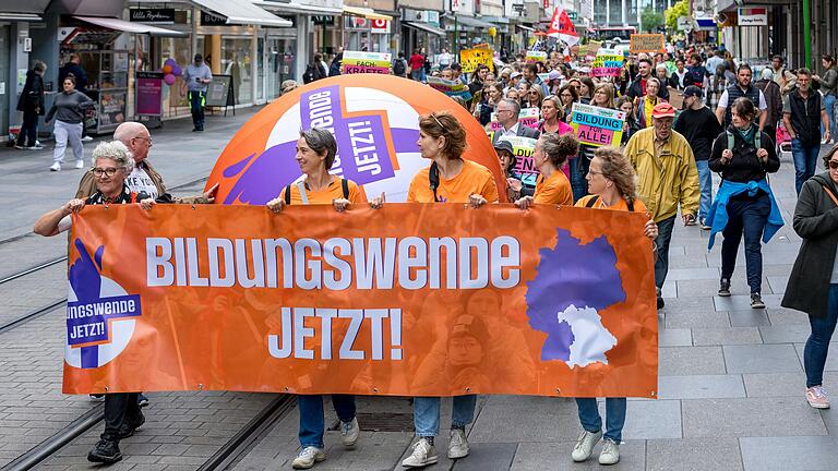 Rund 400 Menschen zogen am Samstag durch die Würzburger Innenstadt. Mit der Demo wollen die Protestierenden bessere Rahmenbedingungen für die Bildungsarbeit erreichen.