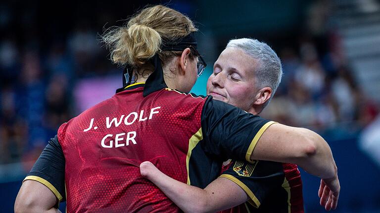 Paralympics Paris 2024 - Tischtennis       -  Juliane Wolf (l) und Stephanie Grebe freuen sich über die Silbermedaille.