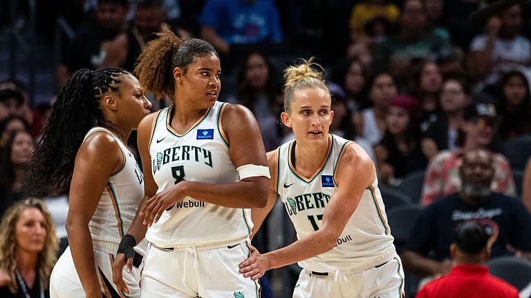 Los Angeles Sparks - New York Liberty       -  Nyara Sabally (links) und Leonie Fiebich haben sich mit den New York Liberty für die Playoffs das Heimrecht gesichert.