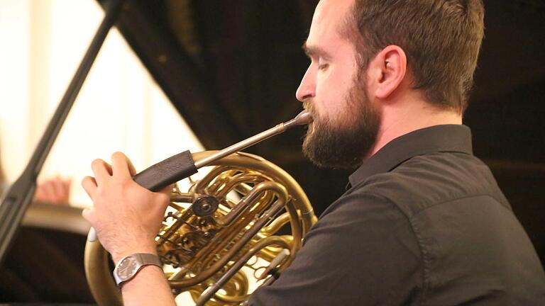 Hornist Gabriel Trottier bei den 'Nachklängen im Echoraum' im Fürstensaal der Würzburger Residenz.