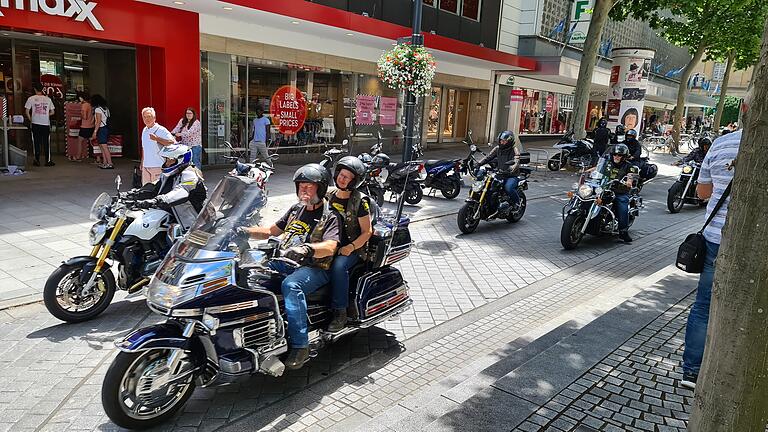 Etliche Motorradfahrer demonstrierten am Samstag gegen ein Fahrverbot an Sonn- und Feiertagen.