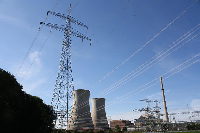 Mast 123 und dahinter die bestehenden Leitungen auf dem KKG-Gelände. Mast 123 und dahinter die bestehenden Leitungen auf dem KKG-Gelände.