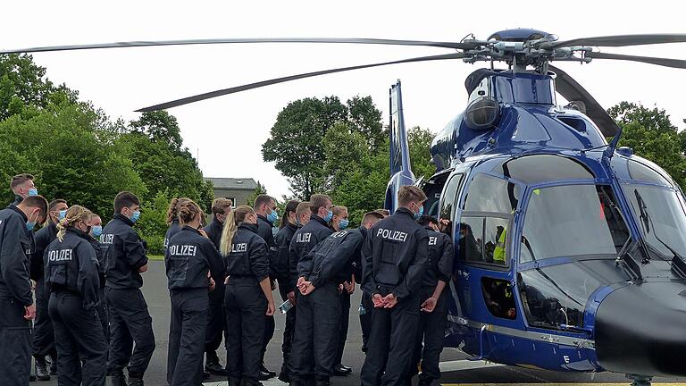 Eine Einweisung und ein Flug mit dem Dienst-Hubschrauber standen auf dem Ausbildungsplan.       -  Eine Einweisung und ein Flug mit dem Dienst-Hubschrauber standen auf dem Ausbildungsplan.