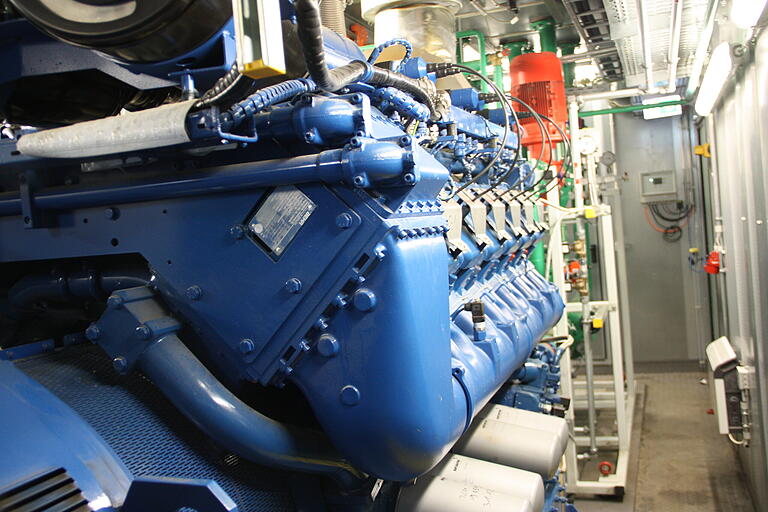 In einem Container ist ein zusätzlicher 1200-kW-Generator untergebracht, der in Zeiten, in denen besonders viel Strom benötigt wird, aus Biogas Energie erzeugen kann.