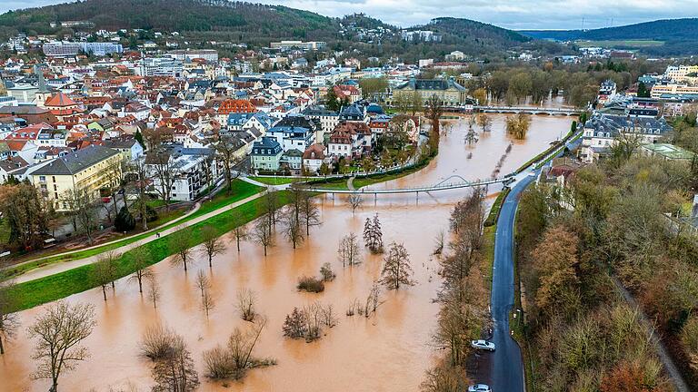 Mit der Drohne über Bad Kissingen: Beeindruckend, wie stark die Saale sich in der Kurstadt ausgebreitet hat. In der Bildmitte der Schweizerhaussteg.