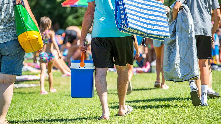 Eine gute Nachricht für die letzten Augusttage: Das Wetter lädt weiter zu Besuchen in Schwimmbädern und Badeseen in Unterfranken ein. Das Foto entstand im Freibad Haßfurt.