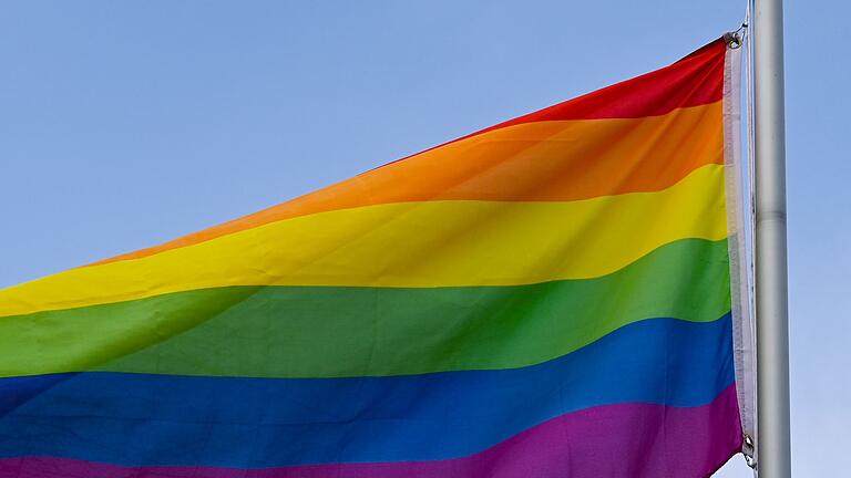 Regenbogenfahne       -  Zum CSD in Landshut kamen laut Polizei 1000 Menschen.