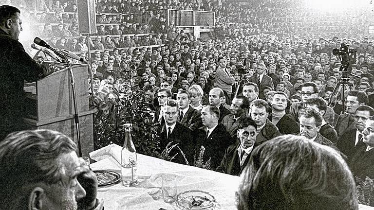 Der Redner: FJS spricht während des Landtagswahlkampfs am 14. November 1966 in Würzburg. Mit dem CSU-Chef auf der Rednerliste stand der damalige Ministerpräsident Alfons Goppel.