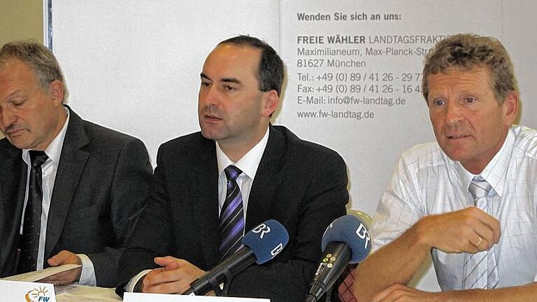 Da war die Welt noch in Ordnung: Hans-Jürgen Fahn, Bundesvorsitzender Hubert Aiwanger und Günther Felbinger (von links) 2011 bei einer Klausurtagung der Freien Wähler in Würzburg.