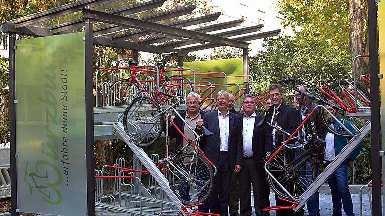 Die offizielle Eröffnung der Fahrradgarage unter anderem mit (vorne von links nach rechts) Tiefbau-Chef Jörg Roth, Baureferent Christian Baumgart, Bürgermeister Adolf Bauer und Oberbürgermeister Christian Schuchardt. Foto: Patrick Wötzel