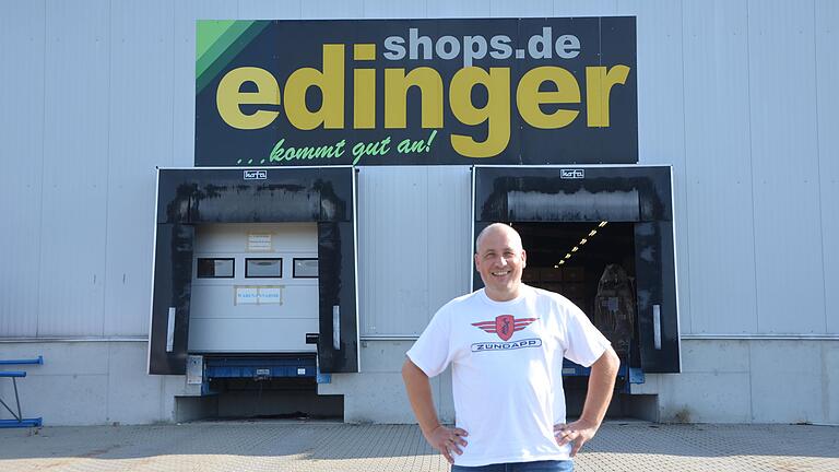 Oliver Edinger blickt optimistisch in die Zukunft. Für sein Unternehmen, für das im Januar ein Insolvenzverfahren beantragt wurde, wurde eine Lösung gefunden. Der Edinger-Fachmarkt wird vom Mühlenweg in Mellrichstadt an den Kiefernweg umziehen und in einer Halle (Bildhintergrund) sein neues Zuhause finden.