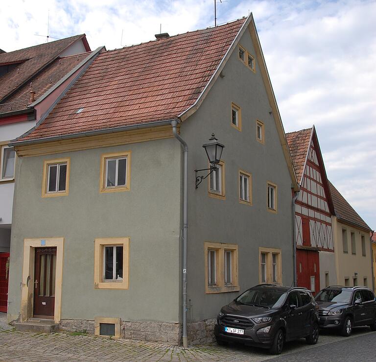 Das Anwesen Marktplatz 1 in Markt Einersheims&nbsp; wird nach der Freilegung des überputzten Fachwerks einen ganz anderen Charakter bekommen.