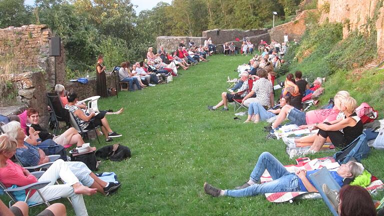 Die „Nacht der Poesie“ hat Freunde in der ganzen Region. Geschätzte 150 Liebhaber pilgerten zur Trimburg, um einen herrlichen, literarischen Sommerabend zu genießen. - Die „Nacht der Poesie“ hat Freunde in der ganzen Region. Geschätzte 150 Liebhaber pilgerten zur Trimburg, um einen herrlichen, literarischen Sommerabend zu genießen. Die „Nacht der Poesie“ hat Freunde in der ganzen Region. Geschätzte 150 Liebhaber pilgerten zur Trimburg, um einen herrlichen, literarischen Sommerabend zu genießen. - Die „Nacht der Poesie“ hat Freunde in der ganzen Region. Geschätzte 150 Liebhaber pilgerten zur Trimburg, um einen herrlichen, literarischen Sommerabend zu genießen.