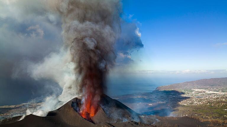 La Palma.jpeg       -  «Der Ausbruch dauerte insgesamt knapp drei Monate und die von der neuen Lava bedeckte Fläche beträgt mehr als 10,5 Quadratkilometer», sagt der marine Geophysiker Geersen vom Institut für Geowissenschaften der Kieler Christian-Albrechts Universität.