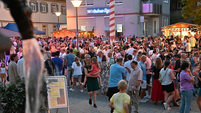 Drei tolle Tage feierte Höchberg sich selbst beim Marktfest auf dem Marktplatz und in der Hauptstraße. Drei tolle Tage feierte Höchberg sich selbst beim Marktfest auf dem Marktplatz und in der Hauptstraße.